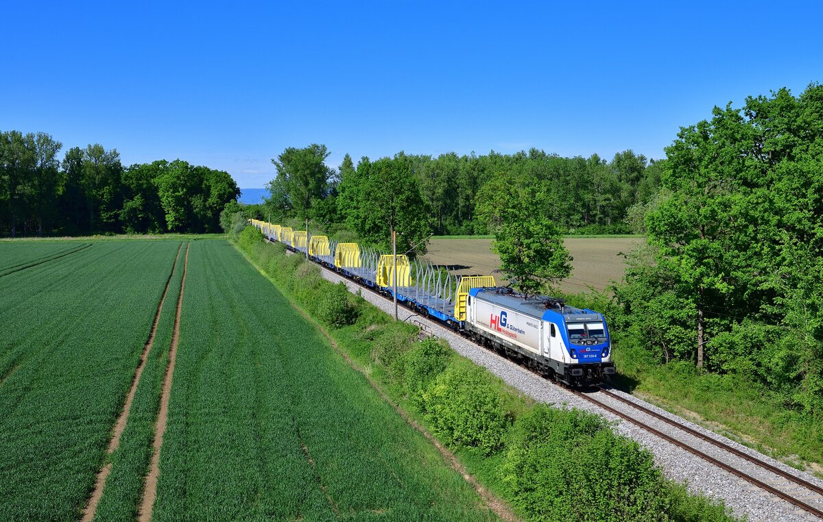 187 330 mit einem leeren Holzzug am 14.05.2022 bei Wallersdorf.