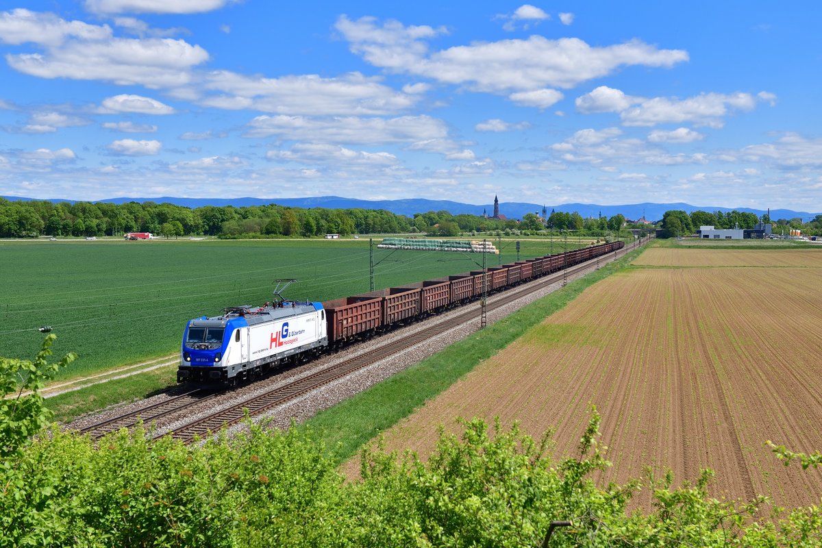 187 331 mit einem Güterzug am 06.05.2020 bei Straubing.