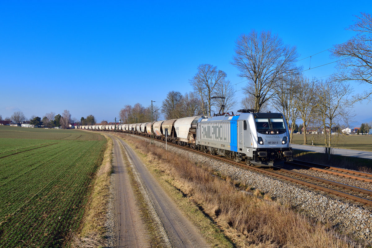 187 341 mit einem Getreidezug am 23.01.2020 bei Langenisarhofen.