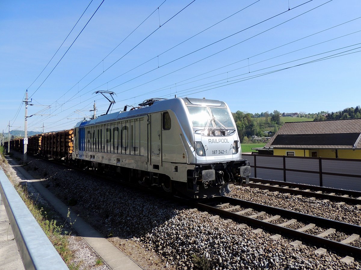 187 342-1 von RPOOL mit Rundholzganzzug bei Westbahn KM262-2 in Richtung Salzburg; 200428