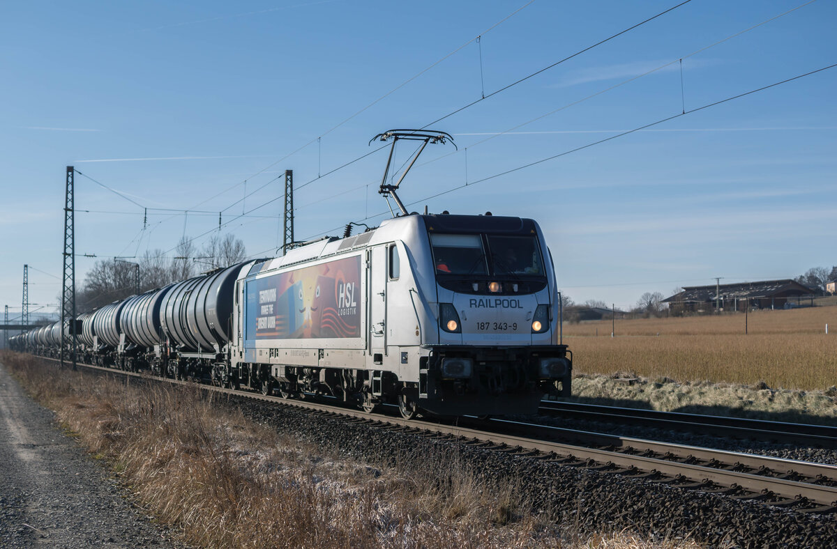 187 343-9 ist am 19.02.2025 mit einem Kesselzug in Richtung Fulda unterwegs,gesehen bei Kerzell.