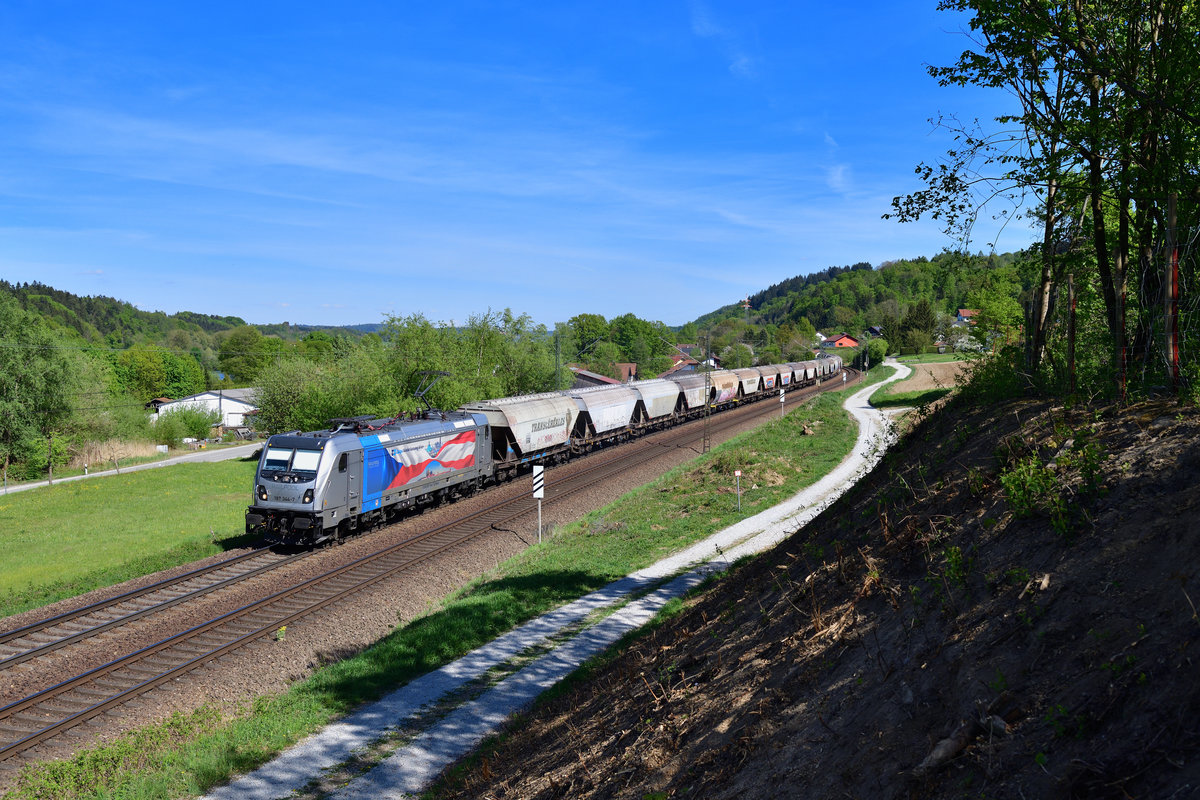 187 344 mit einem Getreidezug am 26.04.2020 bei Seestetten.