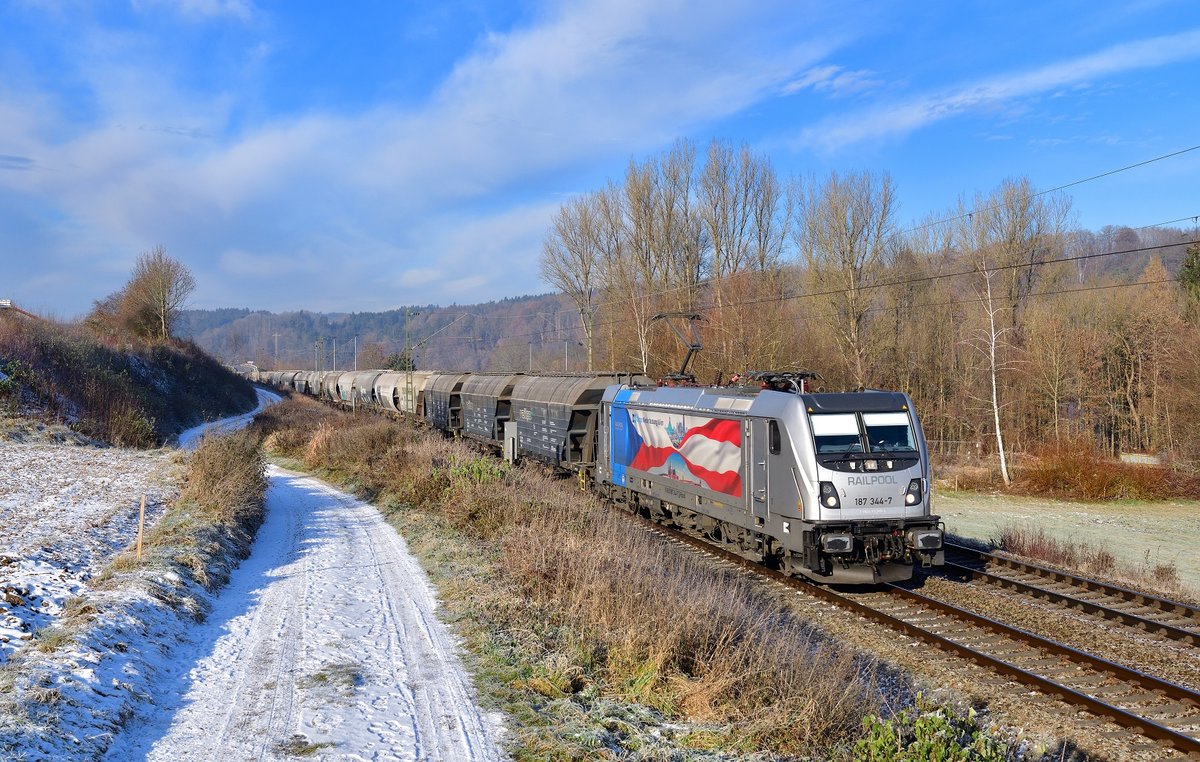 187 344 mit einem Getreidezug am 04.12.2020 bei Seestetten.
