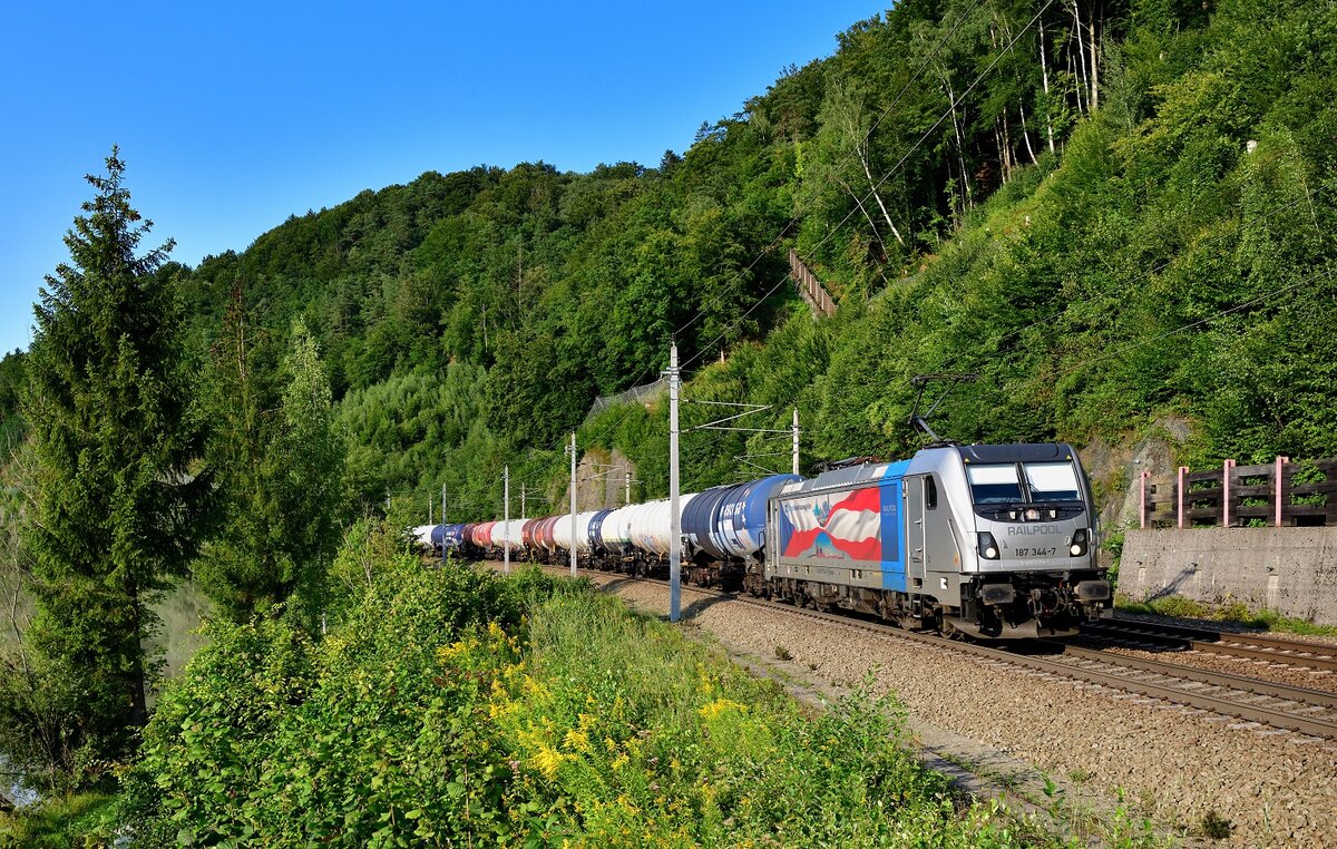 187 344 mit einem Kesselzug am 21.08.2021 bei Ingling.