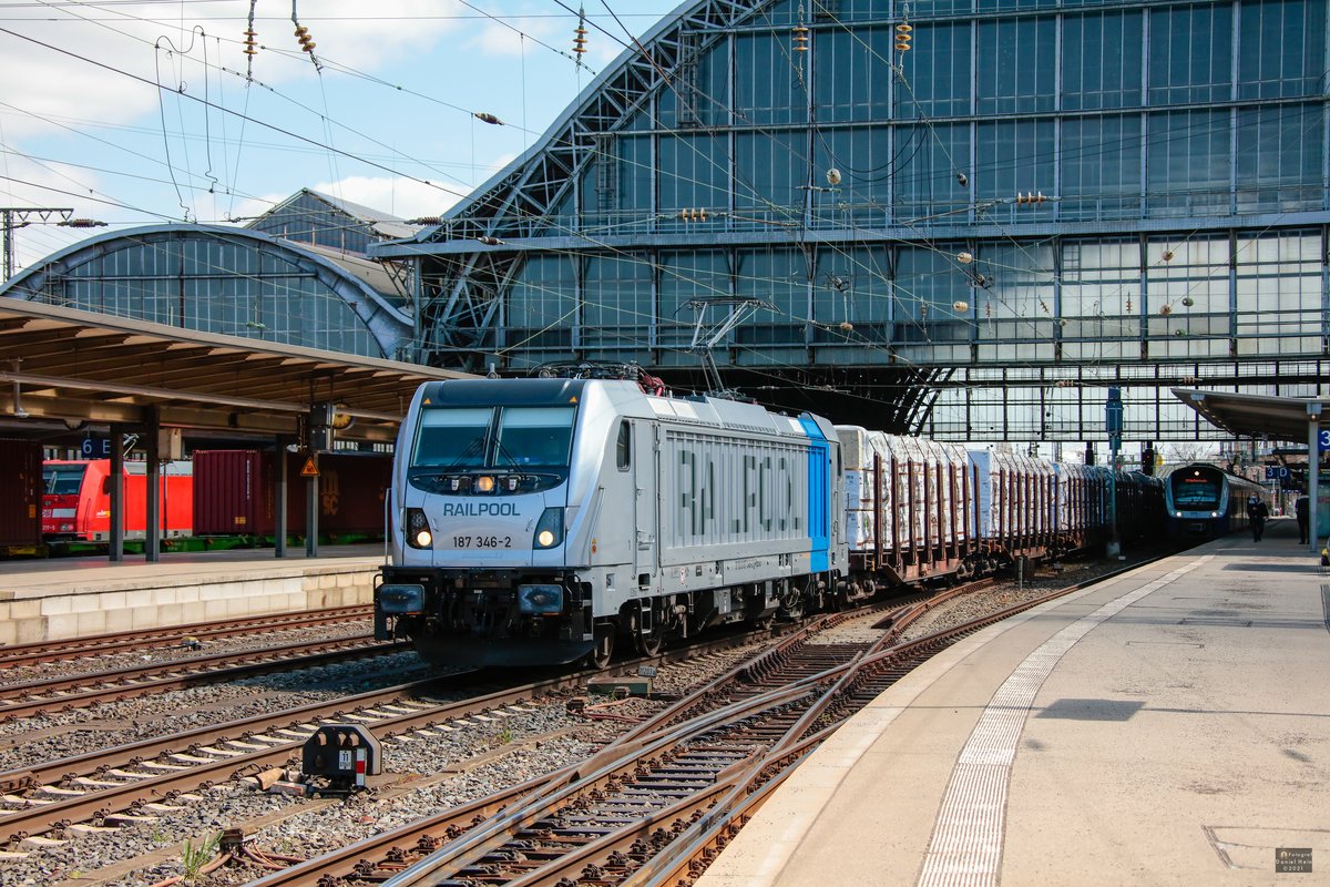 187 346-2 Railpool mit Holzzug in Bremen Hbf, April 2021.