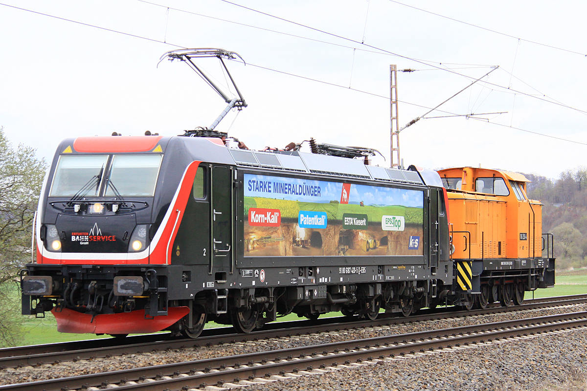  187 420-5 am 08.04.2022 nördlich von Salzderhelden am BÜ 75,1 in Richtung Göttingen