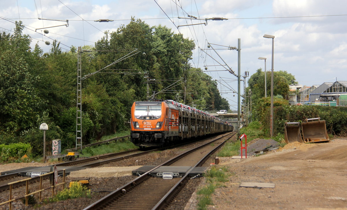 187 500-4 von HSL kommt die Kohlscheider-Rampe hoch aus Richtung Mönchengladbach,Herzogenrath mit einem langen Toyota-Aygo-Zug aus Pirna-Gbf(D) nach Aachen- West(D)  und fährt durch Kohlscheid in Richtung Richterich,Laurensberg,Aachen-West.
Aufgenommen vom Bahnsteig 1 in Kohlscheid. 
Bei Sommerwetter am Nachmittag vom 10.8.2019. 

