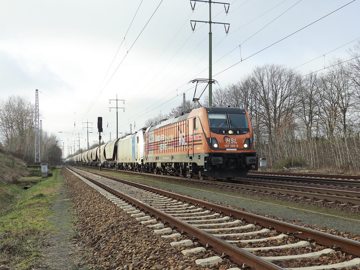 187 500-4 der HSL mit einer 186er (kalt) der Railpool mit einem Güterzug auf den südlichen Berliner Außenring bei Diedersdorf am 19. Januar 2020.
