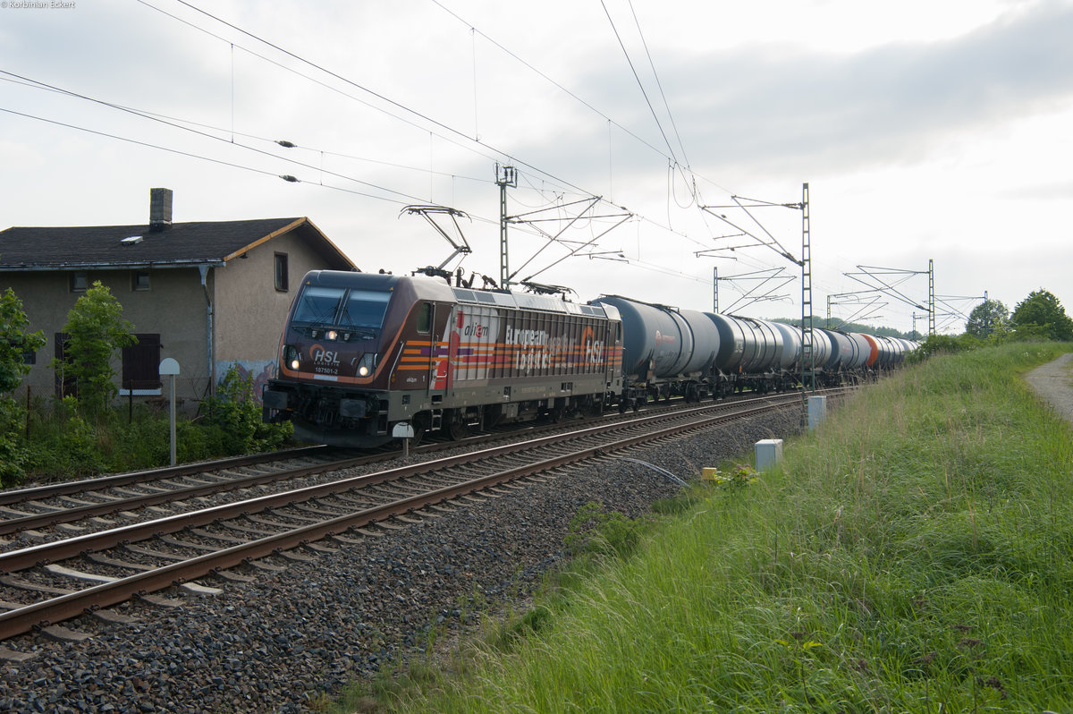 187 501-2 der HSL mit einem Kesselzug bei Herlasgrün Richtung Reichenbach, 18.05.2018