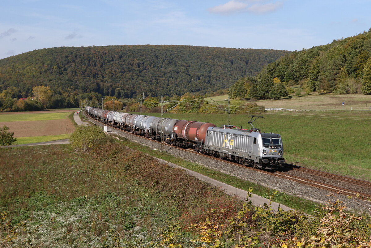 187 501 der  Hessischen Güterbahn  mit einem Kesselwagenzug aus Gemünden kommend am 10. Oktober 2022 bei Harrbach am Main.