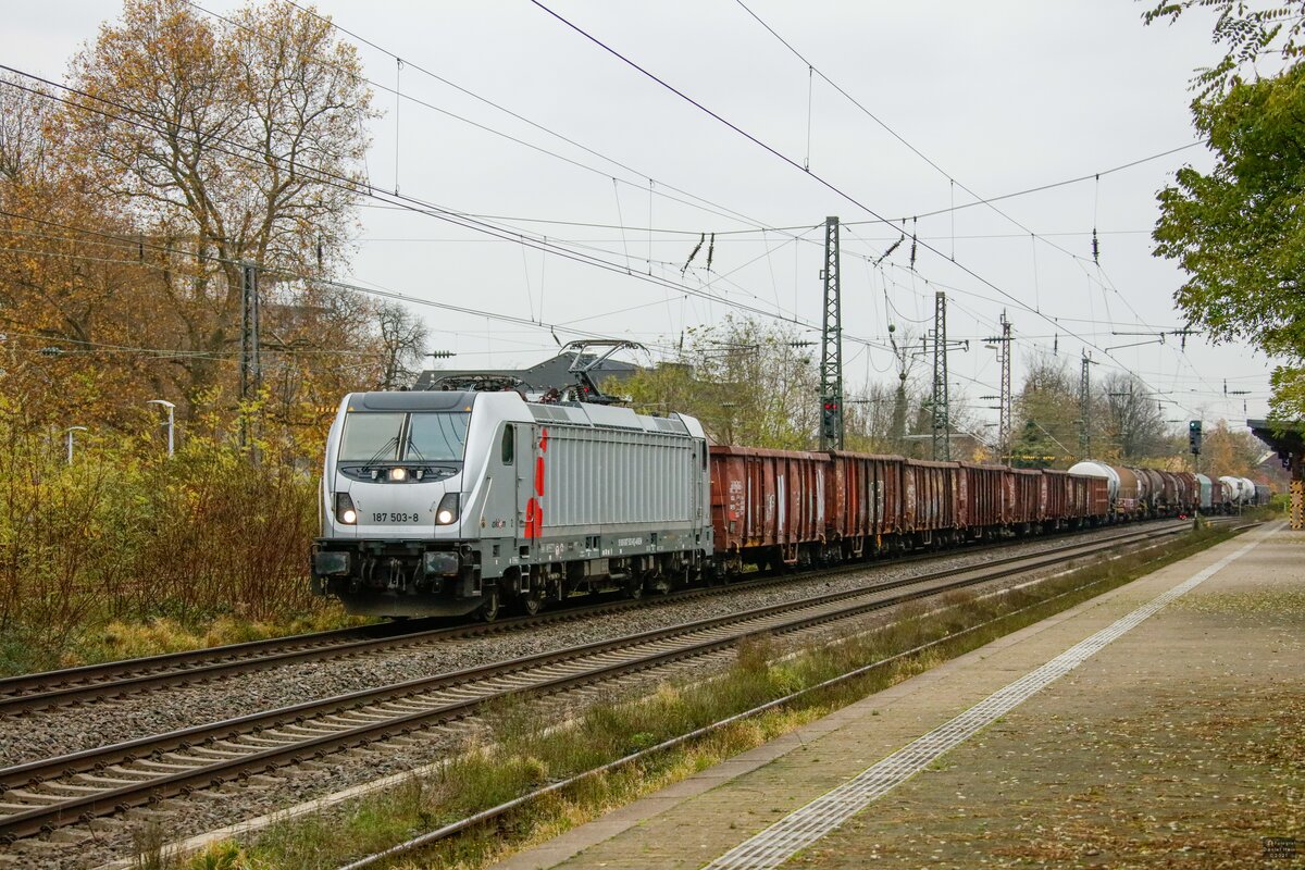 187 503-8 akiem mit Güterzug in Hilden, November 2021.