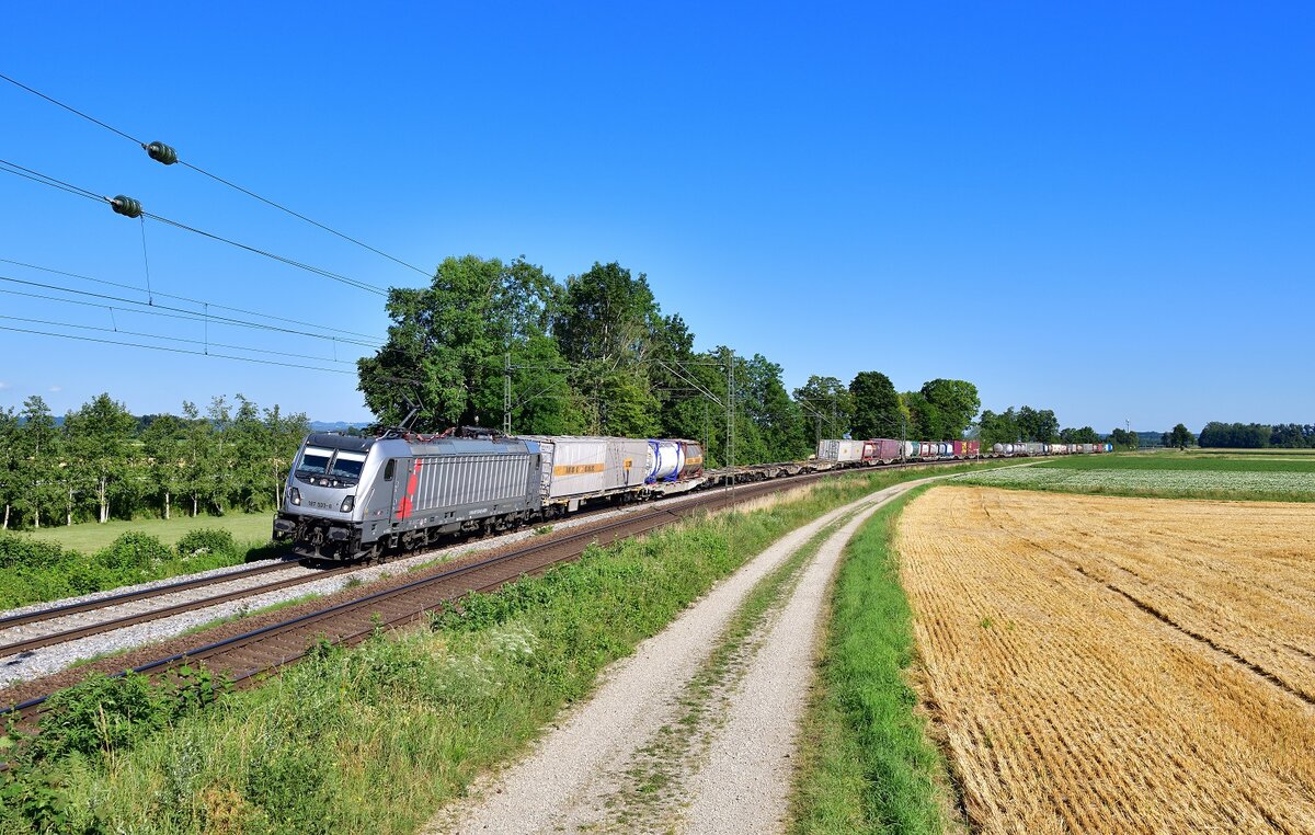 187 503 mit einem KLV am 03.07.2022 bei Langenisarhofen.