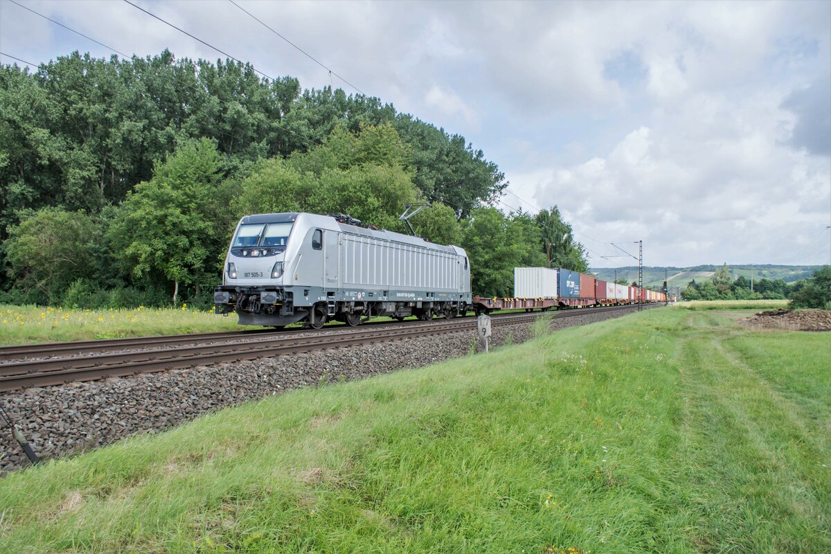 187 505-3 mit einen Containerzug bei Himmelstadt am 17.08.2021