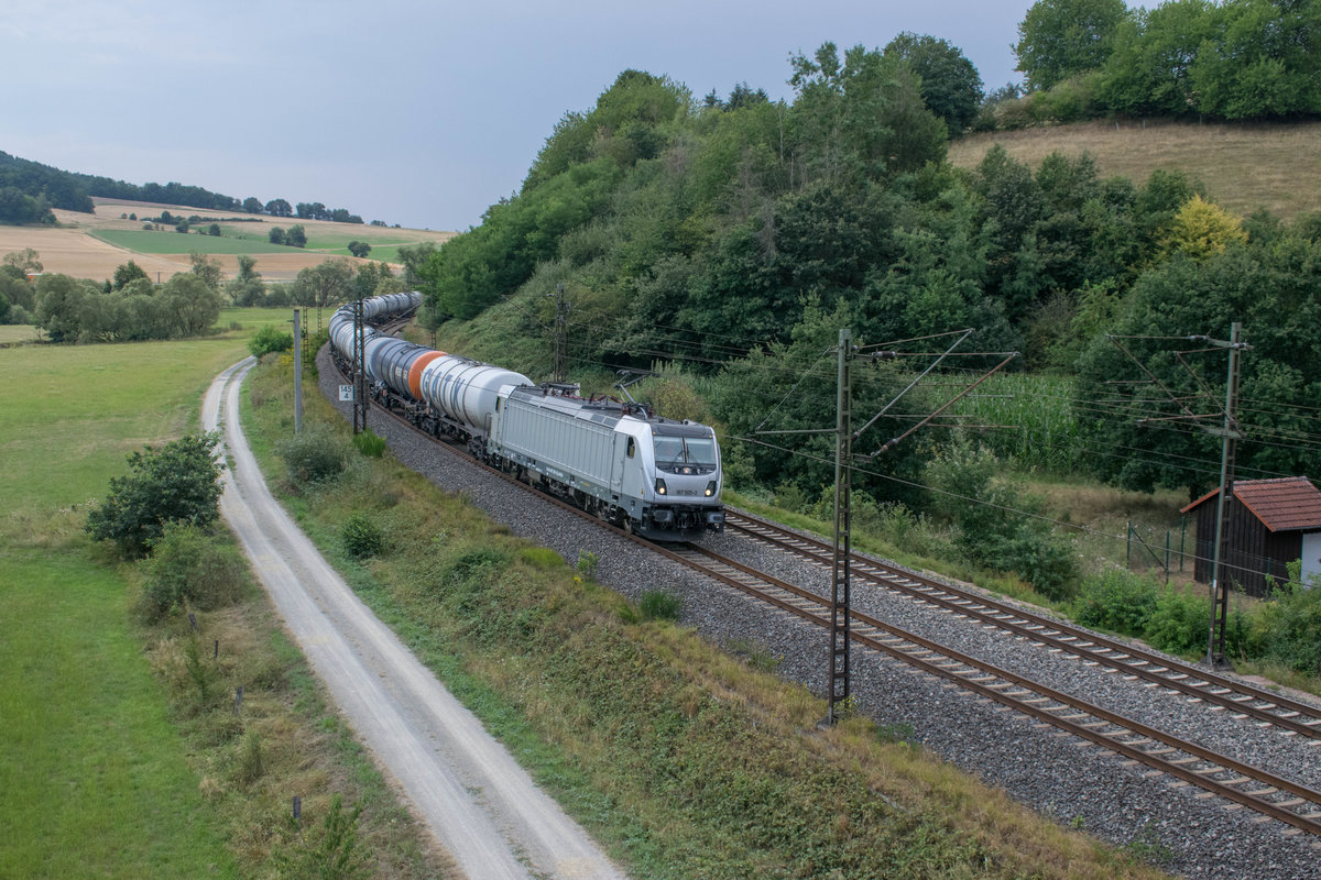 187 505, die kurz vorher noch grün war und für HSL fuhr, kommt am 12.08.2020 nackig und in Diensten von RheinCargo mit einem Kesselbomber durch Hermannspiegel, Fahrtrichtung Bad Hersfeld.