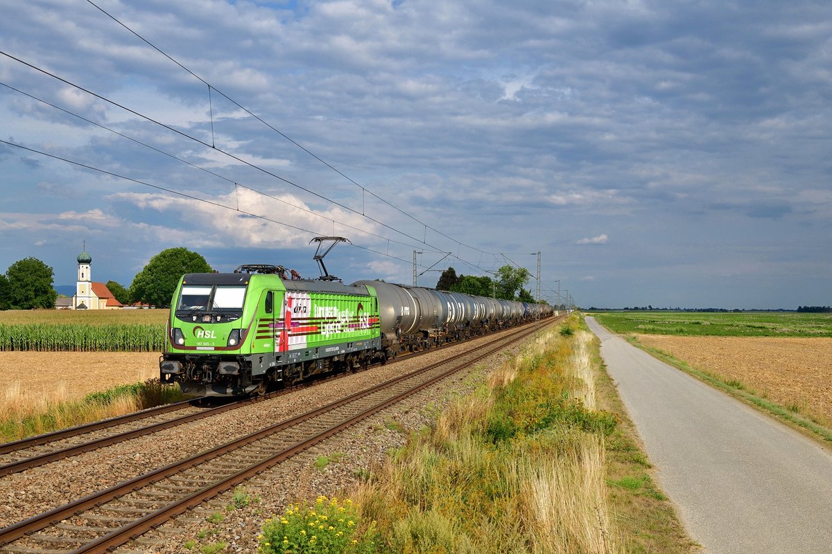 187 505 mit einem Kesselzug am 02.08.2019 bei Amselfing. 