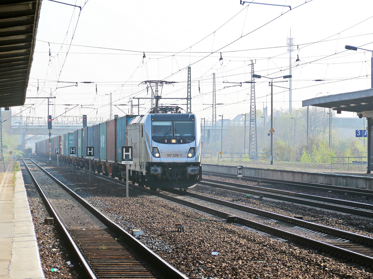 187 506-1 der CTL mit einem Containerwagenzug am 18. April 2018 in Berlin Flughafen Schönefeld.
