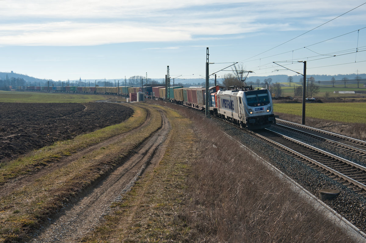 187 506 akiem/Metrans mit einem Containerzug bei Oberhessbach Richtung Würzburg, 23.02.2019