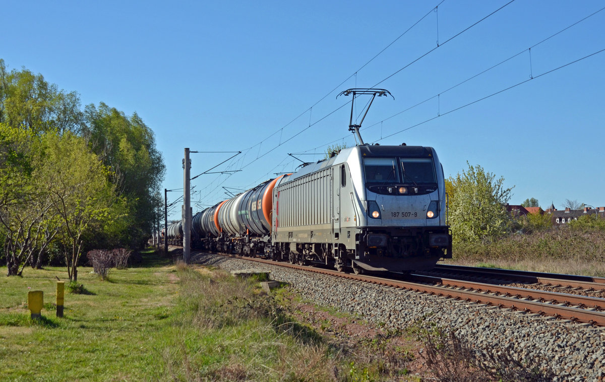 187 507 der CTL führte am 19.04.20 einen Kesselwagenzug durch Greppin Richtung Bitterfeld.