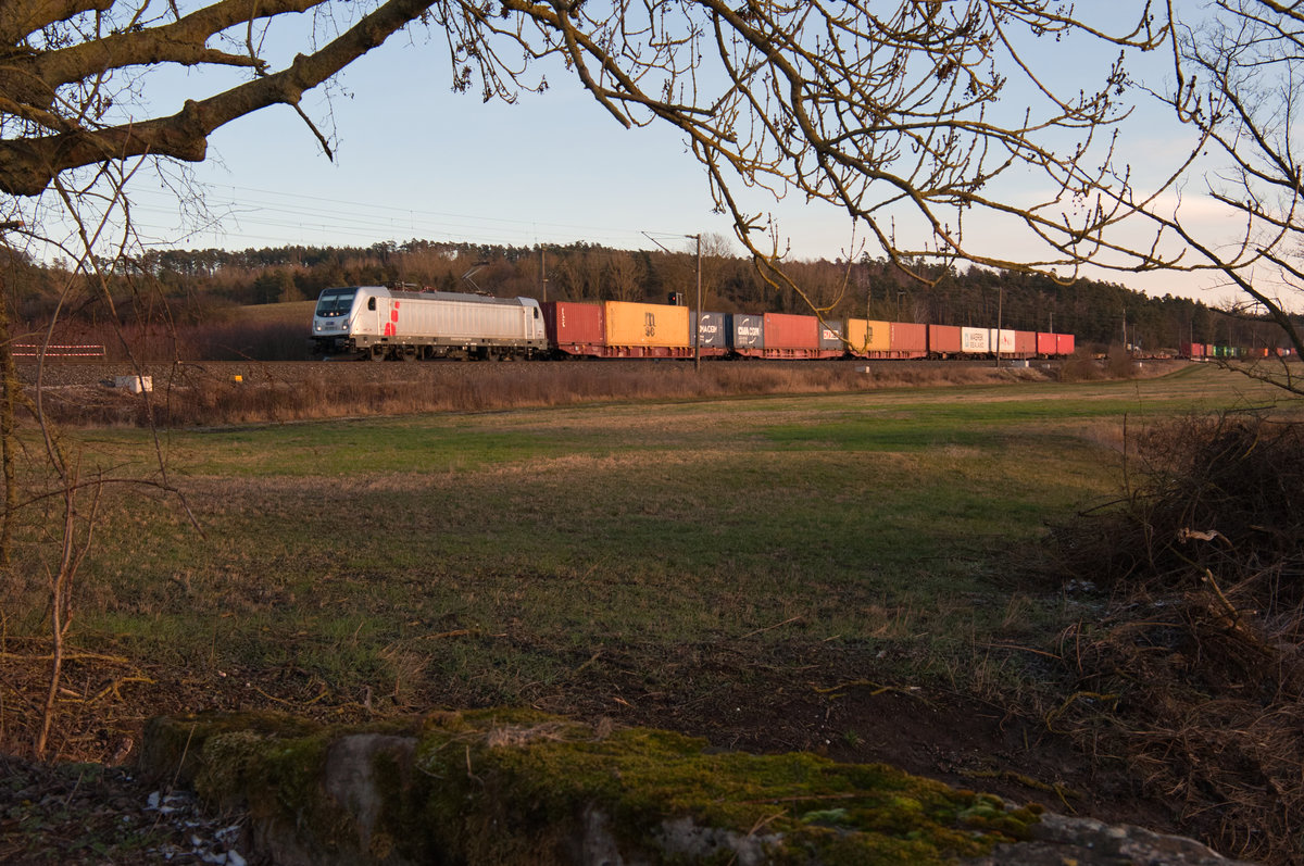 187 508 der HHLA mit einem Containerzug bei Mitteldachstetten Richtung Würzburg, 19.01.2019