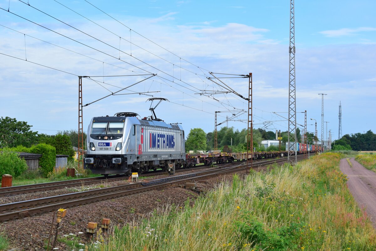 187 508 der Metrans kommt mit einem Containerzug durch Güterglück gen Dessau gefahren.

Güterglück 24.07.2020