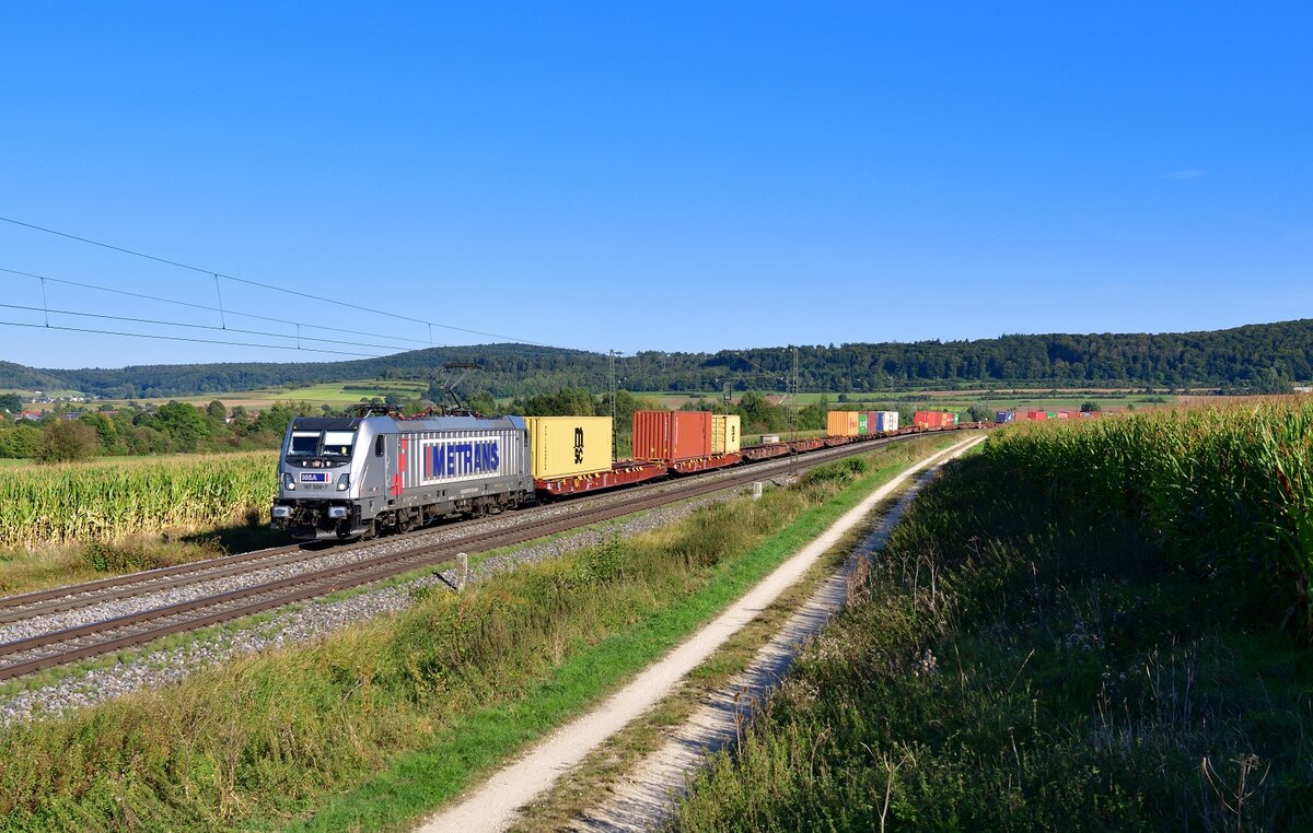187 508 mit einem Containerzug am 25.09.2021 bei Wettelsheim.