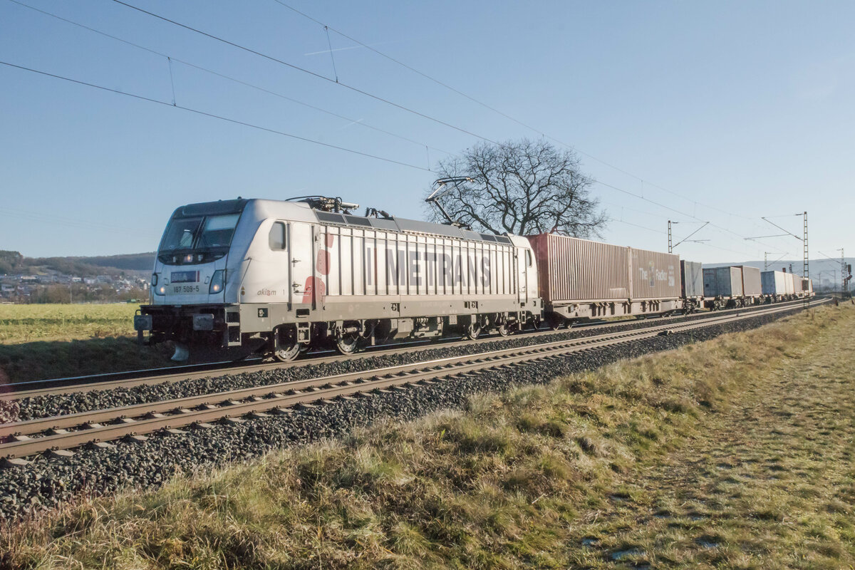 187 509-5 mit einem Containerzug bei Retzbach,21.12.2021