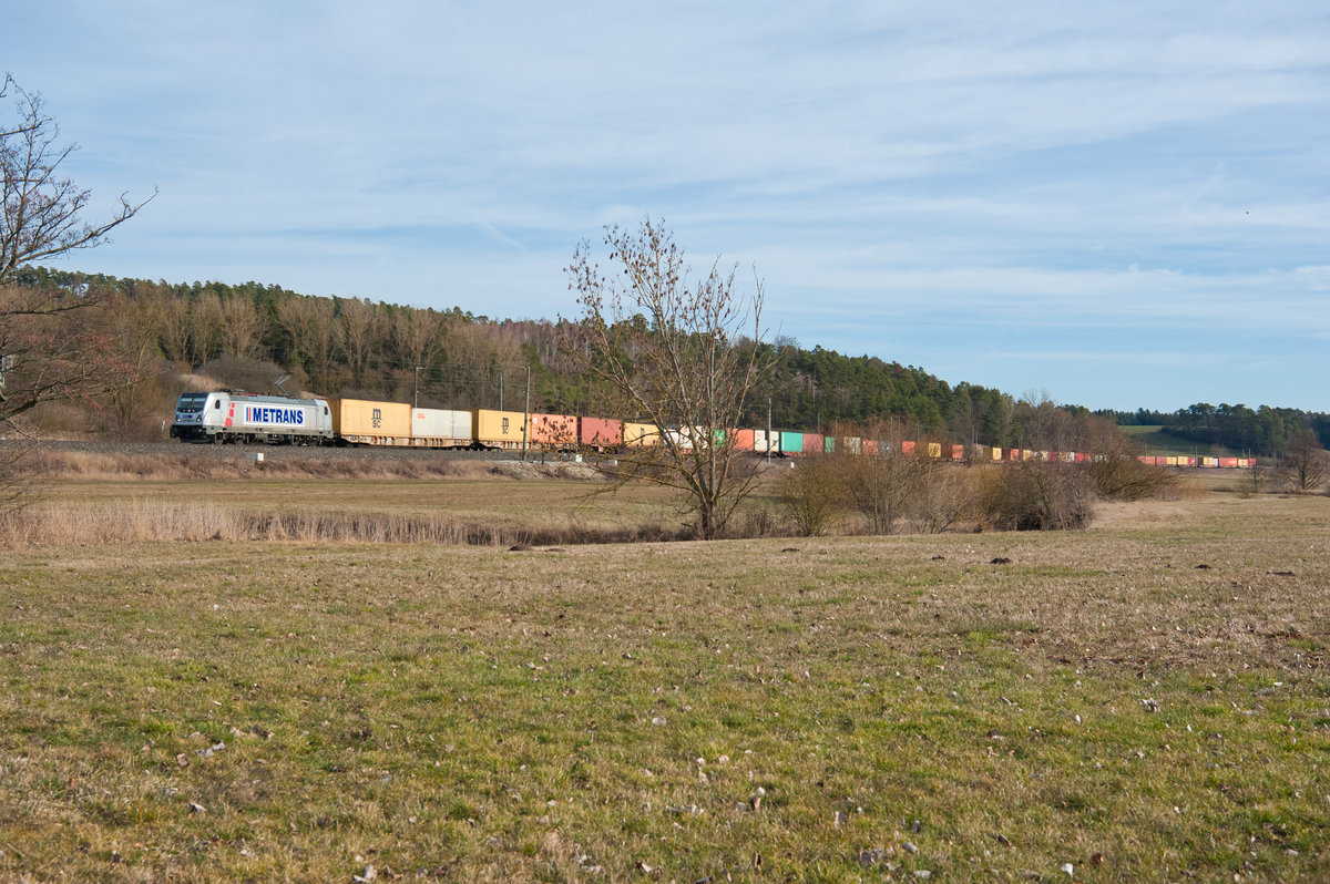 187 509 akiem/Metrans mit einem Containerzug bei Mitteldachstetten Richtung Würzburg, 23.02.2019