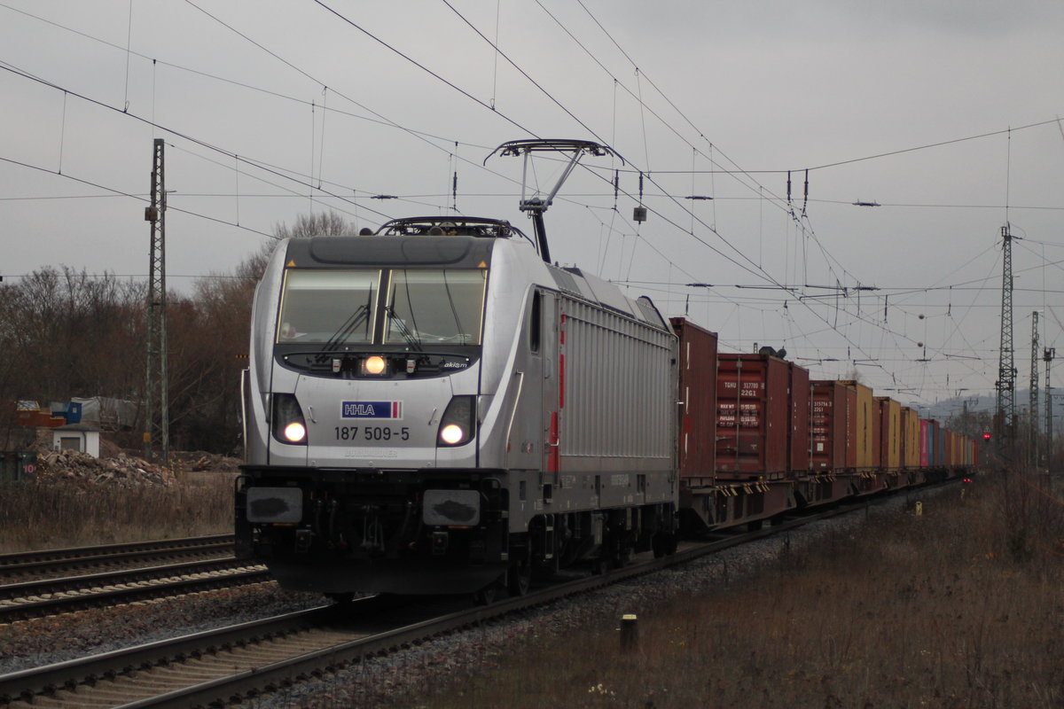 187 509 am 14.12.2018 mit einem Containerzug in Eichenberg.