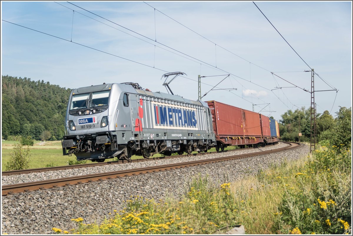 187 510-3 ist am 05.08.2020 mit einen Containerzug bei Hermannspiegel in Richtung Süden unterwegs.