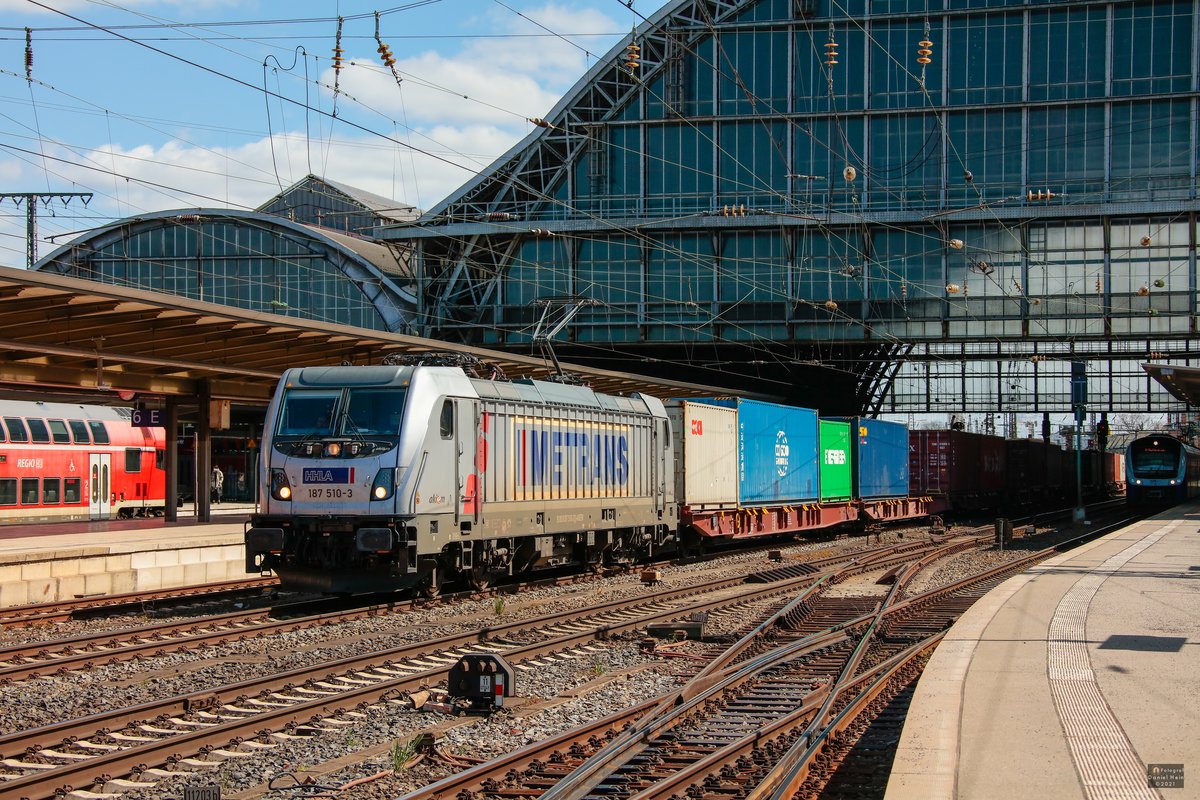 187 510-3 Metrans mit Containerzug in Bremen Hbf, April 2021.