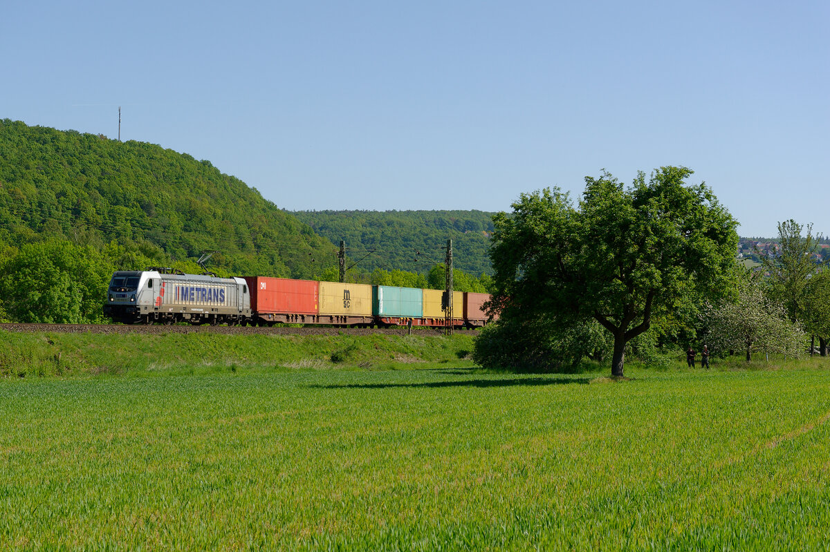 187 510 Akiem/Metrans mit einem Containerzug bei Wernfeld Richtung Würzburg, 07.05.2020