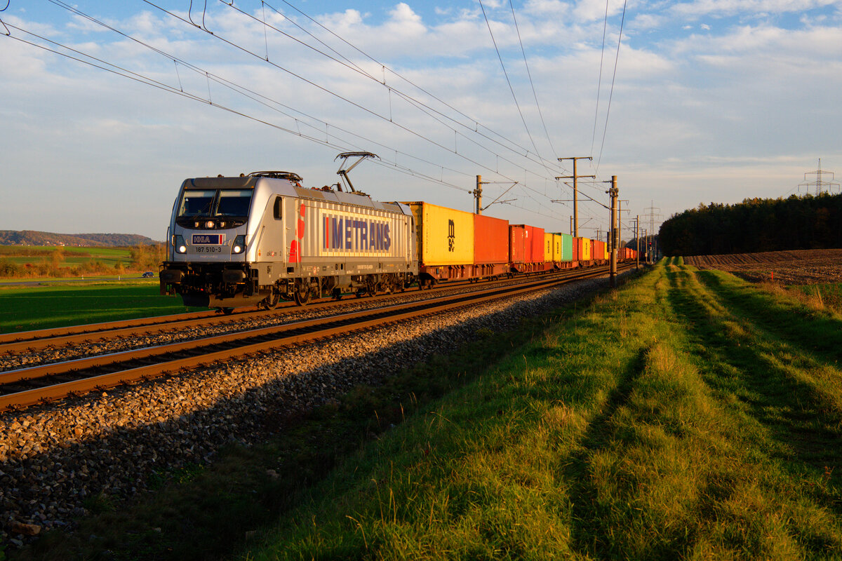 187 510 Akiem/Metrans mit einem Containerzug bei Markt Bibart Richtung Würzburg, 31.10.2020