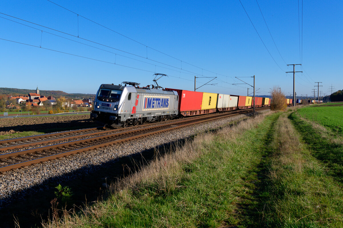 187 510 Akiem/Metrans mit einem Containerzug bei Markt Bibart Richtung Würzburg, 05.11.2020