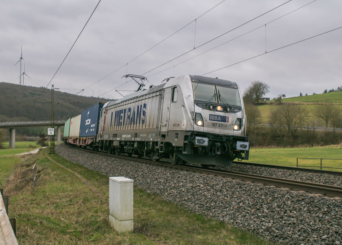 187 511-1 bei Hermannspiegel mit einem Containerzug am 09.02.2022 in Richtung Norden unterwegs.