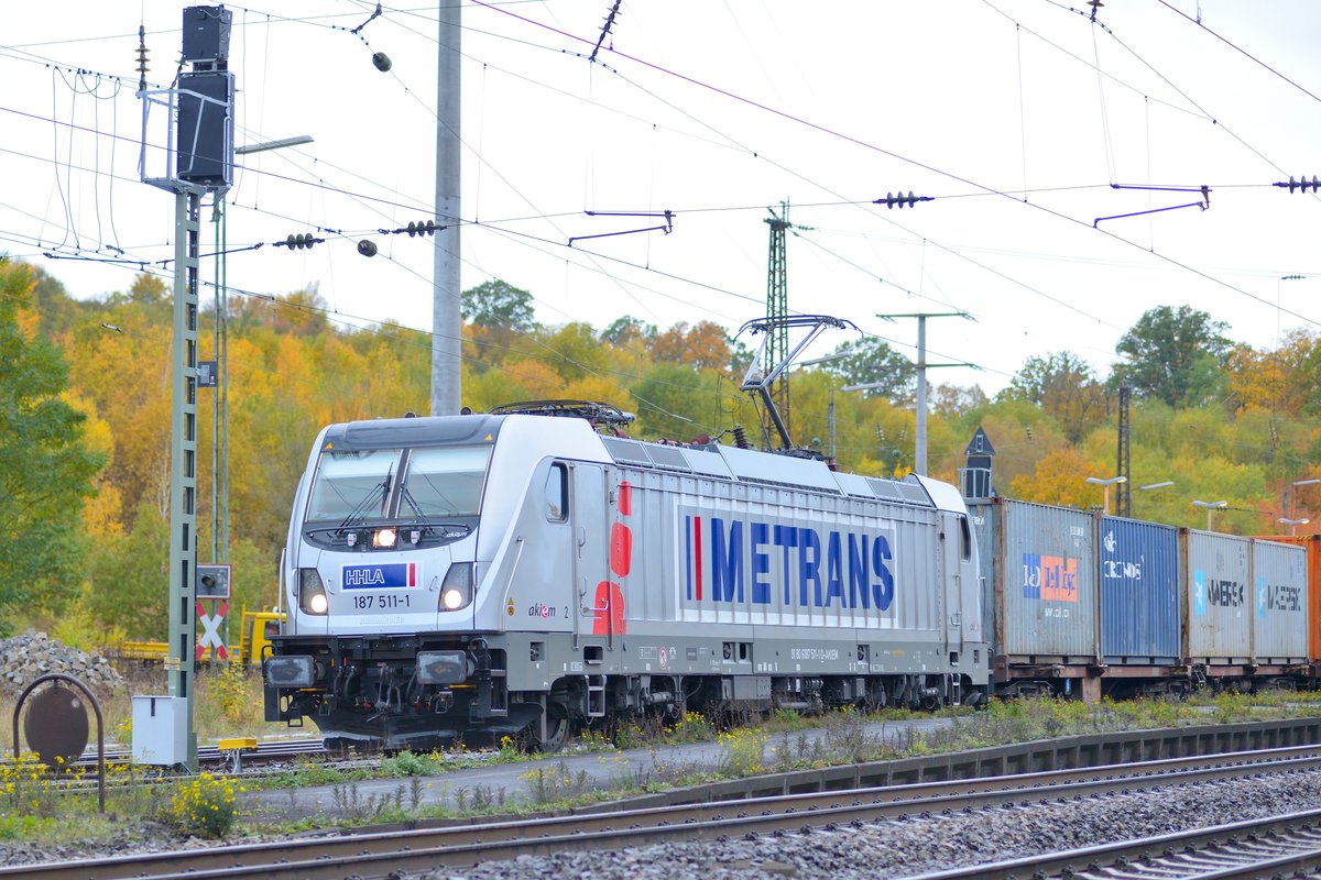 187 511-1 der Metrans Rail durchfährt den Bahnhof Neustadt Aisch bei leichtem Regen, aufgenommen am 23.10.2020.