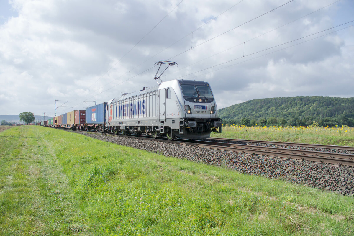 187 511-1 ist mit einen Containerzug in Richtung Norden unterwegs / Himmelstadt / 17.08.2021