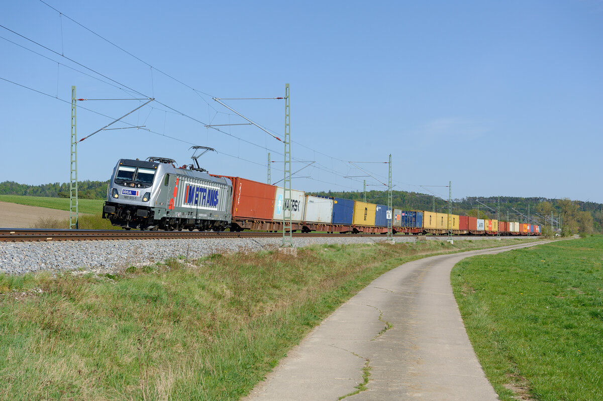 187 511 AKIEM/Metrans mit einem Containerzug bei Oberdachstetten Richtung Würzburg, 25.04.2020