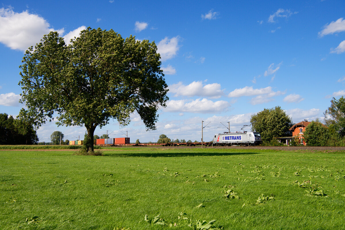 187 511 Akiem/Metrans mit einem Containerzug bei Triesdorf Richtung Treuchtlingen, 26.08.2020