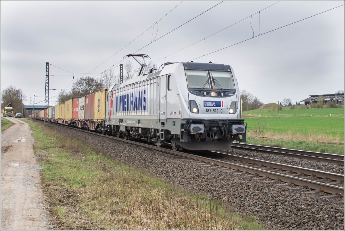 187 512-9 ist mit einem Containerzug in Richtung Fulda unterwegs,gesehen am 26.03.2024 bei Kerzell.