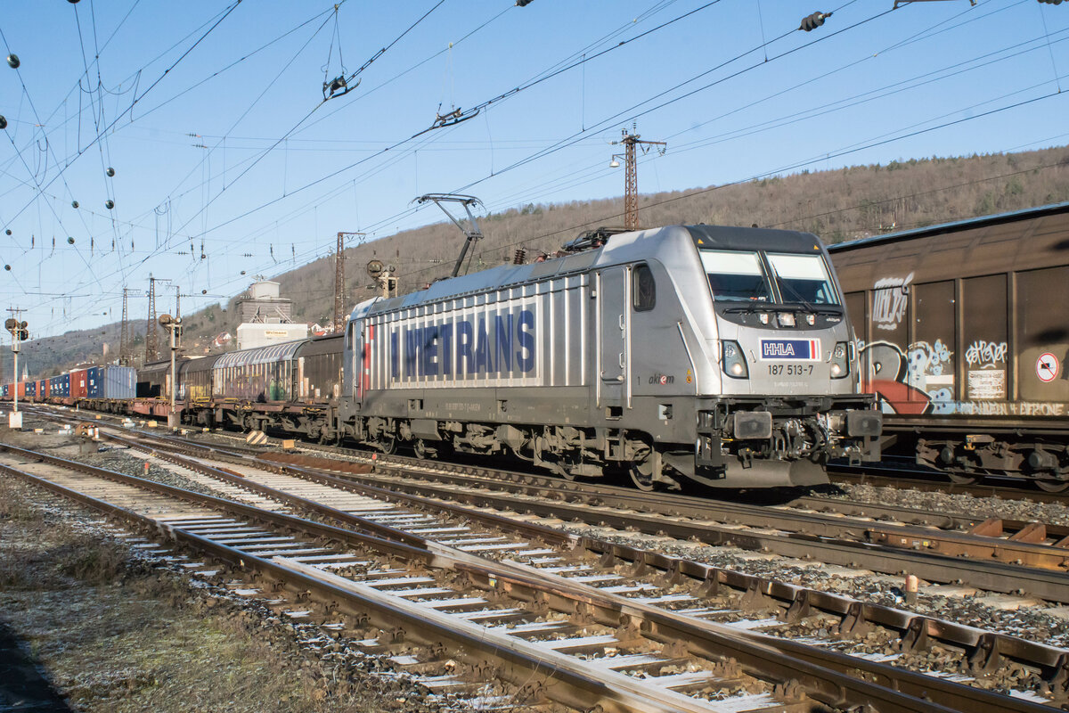 187 513-7 ist mit einem Containerzug im Bhf.Gemünden am 21.12.202 zu sehen.