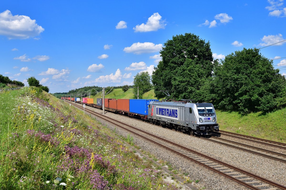 187 513 mit einem Containerzug am 20.07.2020 bei Vierkirchen. 