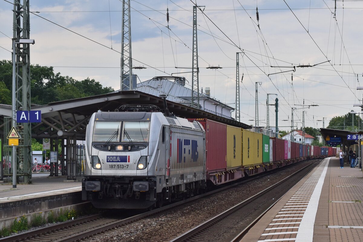 187 513 rauscht mit einem Containerzug durch Lüneburg in Richtung Uelzen.

Lüneburg 14.07.2023