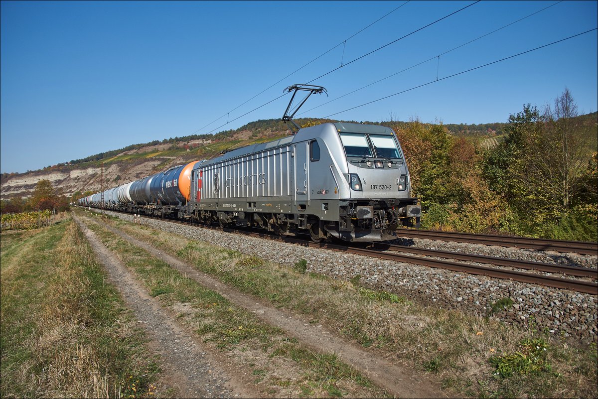 187 520-2 mit einen Kesselzug bei Thüngersheim unterwegs,abgelichtet am 10.10.2018.
