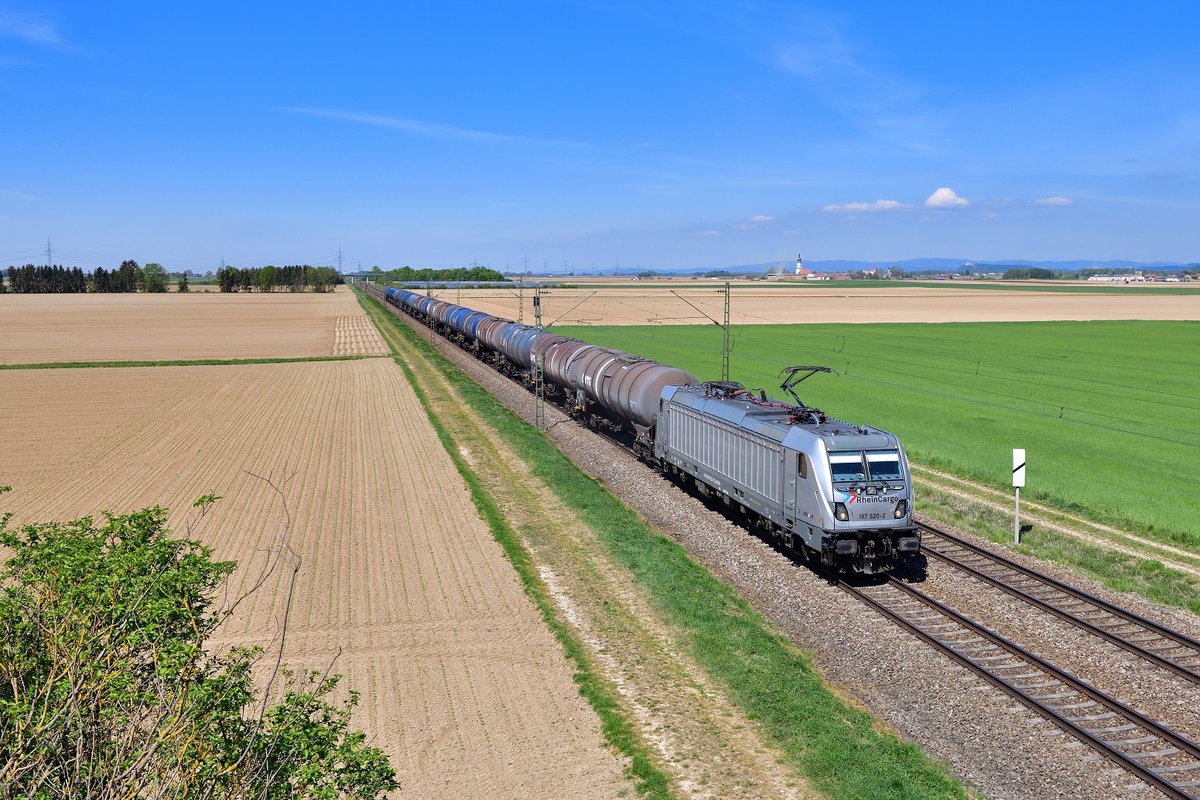 187 520 mit einem Kesselzug am 26.04.2020 bei Stephansposching.