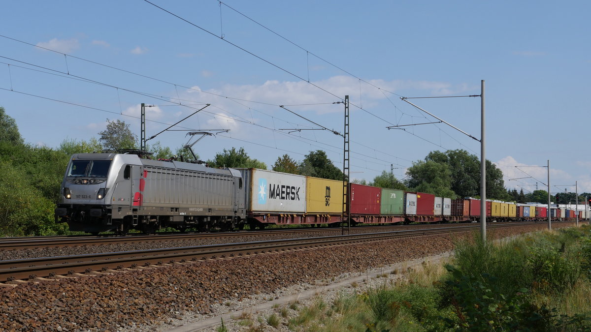 187 523 akiem mit einem Containerzug in Richtung Hamburg; bei Winsen/Luhe, 03.08.2019
