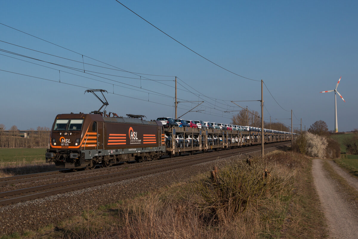 187 535-0 der HSL mit einem Autozug westwärts in Niederndodeleben. Fotografiert am 28.03.2022