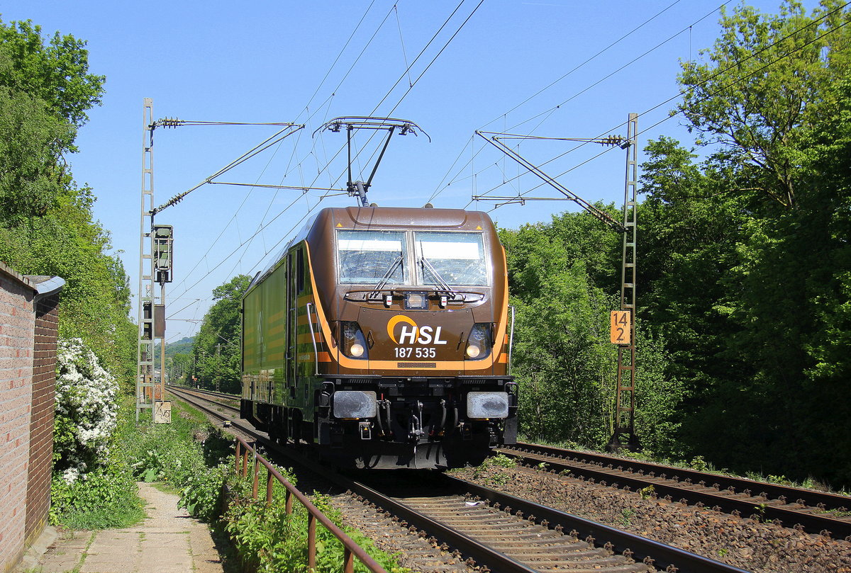 187 535 von HSL kommt als Lokzug aus Krefeld-Hbf nach Aachen-West und fährt die Kohlscheider-Rampe hoch nach Kohlscheid in Richtung Kohlscheid,Richterich,Laurensberg,Aachen-West.
Aufgenommen von einem Weg in Straß-Herzogenrath an der Kohlscheider-Rampe. 
Bei Sommerwetter am Mittag vom 5.5.2018.