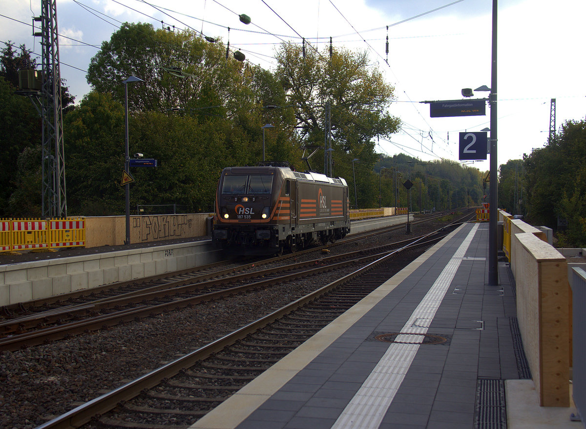 187 535 von HSL kommt aus Richtung Aachen-West,Laurensberg,Richterich und fährt als Lokzug aus Aachen-West nach Herzogenrath und fährt durch Kohlscheid in Richtung Herogenrath. Aufgenommen von Bahnsteig 2 in Kohlscheid. 
Bei schönem Herbstwetter am Nachmittag vom 18.10.2018.
