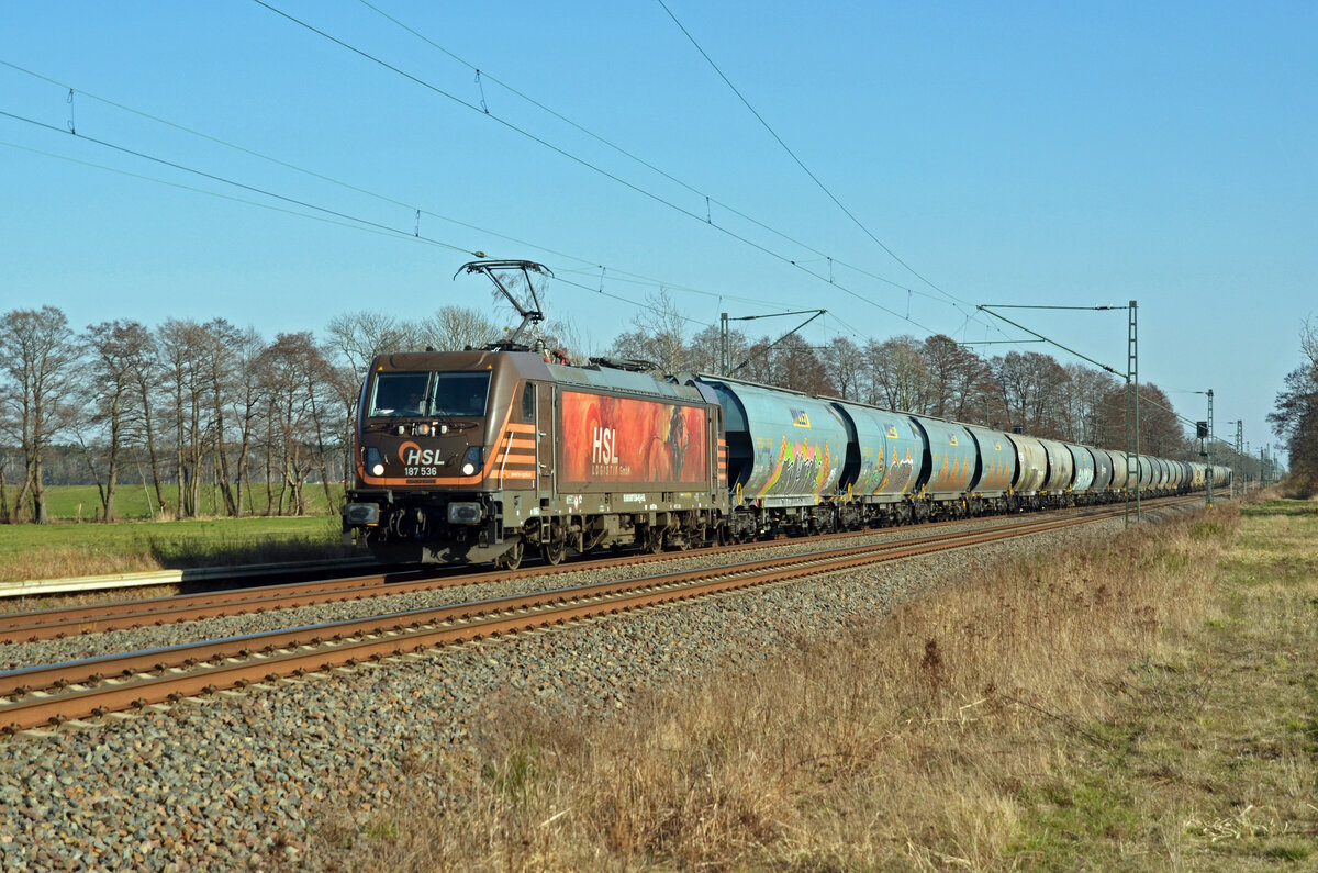 187 536 der HSL schleppte am 20.03.22 einen Silozug durch Jütrichau Richtung Magdeburg. Der Löwe passte derweil darauf auf dass kein Wagen abhanden kommt.