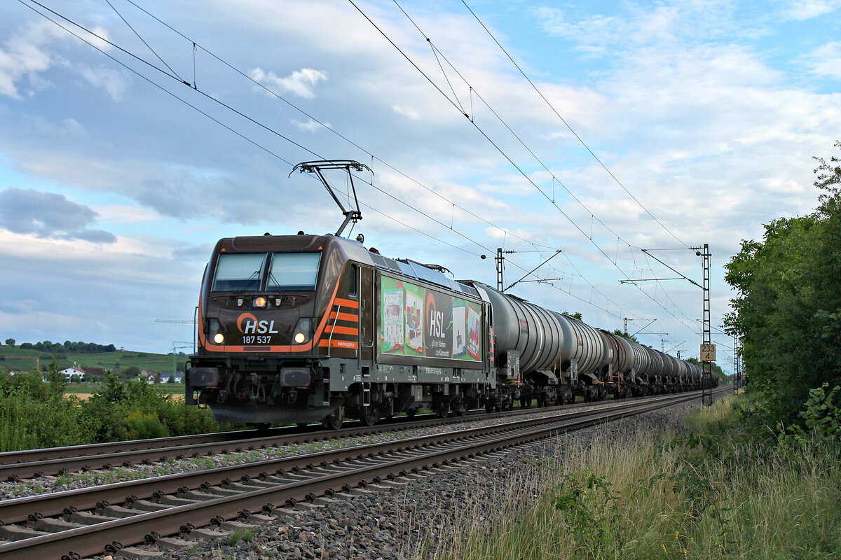 187 537  HSL ...gibt den Kindern das Kommando!  mit einem leeren Kesselzug nach Hamburg Hohe-Schaar am Abend des 02.07.2020 nördlich von Hügelheim.
